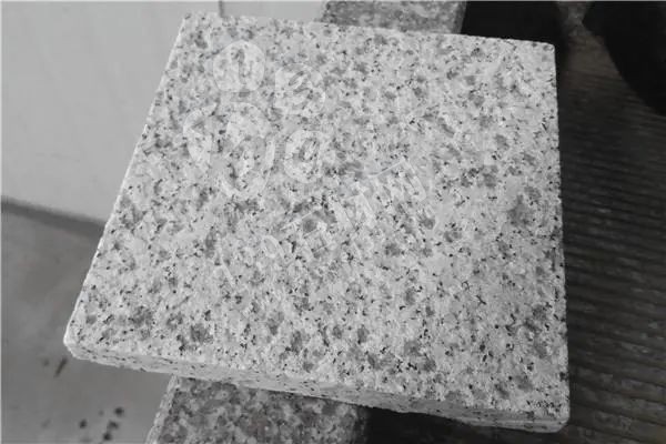 河南內鄉路沿石廠家【飛云達石業】主營梨花紅、梨花白、芝麻白、芝麻灰