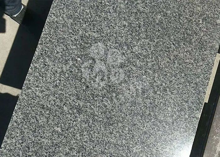 河南內鄉路沿石廠家【飛云達石業】主營梨花紅、梨花白、芝麻白、芝麻灰