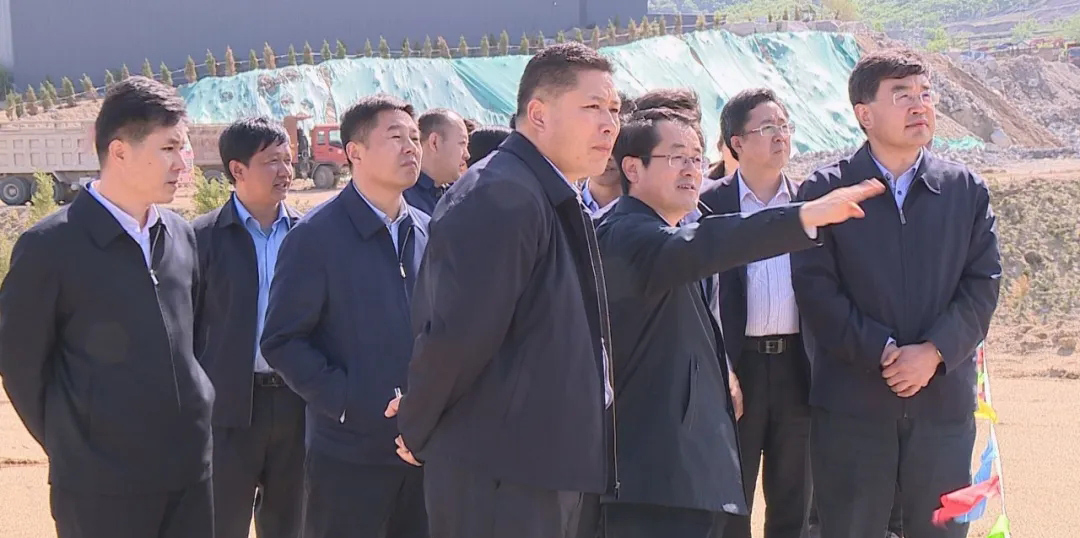 山東五蓮縣委書記召開礦山石材業(yè)綠色發(fā)展整治提升工作領導小組現(xiàn)場辦公會議