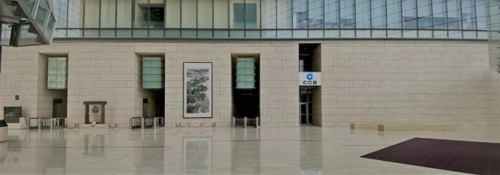 大堂僅掛一種石材(意大利洞石)的墻面內裝工程技術 新保利大廈大堂用意大利進口洞石裝飾墻面應用