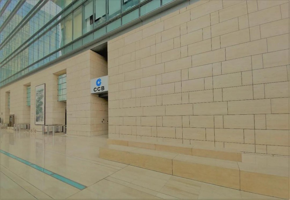 大堂僅掛一種石材(意大利洞石)的墻面內裝工程技術 新保利大廈大堂用意大利進口洞石裝飾墻面應用