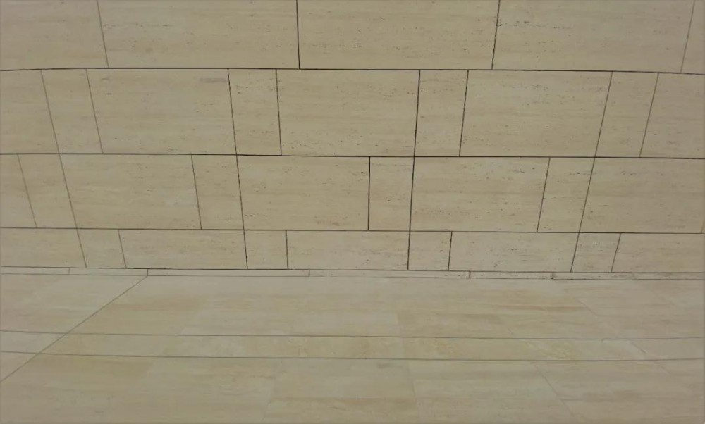 大堂僅掛一種石材(意大利洞石)的墻面內裝工程技術 新保利大廈大堂用意大利進口洞石裝飾墻面應用