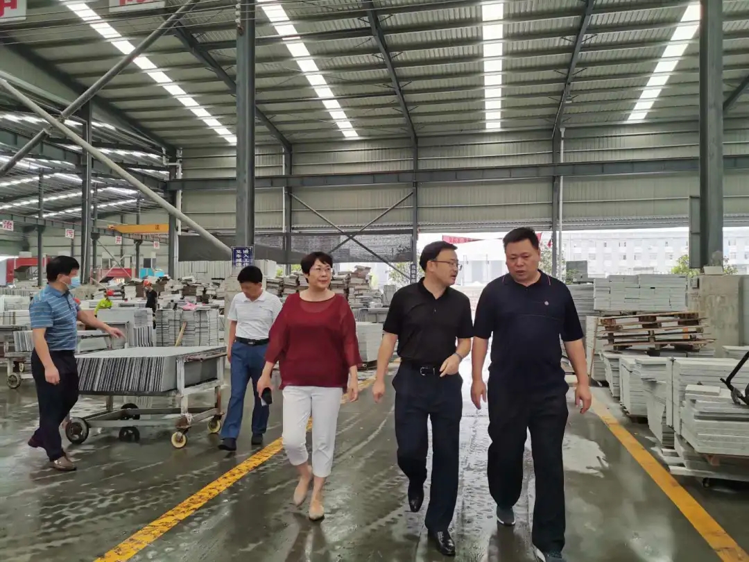 湖南郴州市宜章縣委副書記縣長張潤槐率隊赴麻城考察石材產(chǎn)業(yè)園區(qū)建設經(jīng)驗