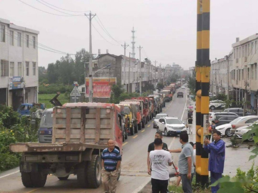 麻城發(fā)生重大塌方險情！麻城石材人無償運(yùn)送5000方石材荒料進(jìn)行拋石固腳！點(diǎn)贊！