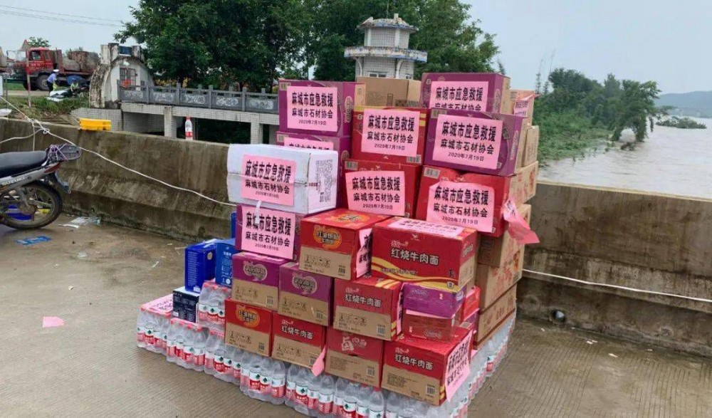 麻城發(fā)生重大塌方險情！麻城石材人無償運(yùn)送5000方石材荒料進(jìn)行拋石固腳！點(diǎn)贊！