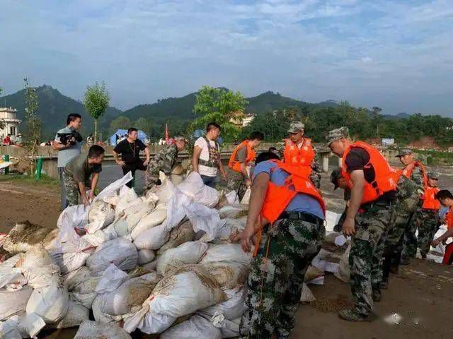 麻城發(fā)生重大塌方險情!麻城石材人無償運(yùn)送5000方石材荒料進(jìn)行拋石固腳!點(diǎn)贊!