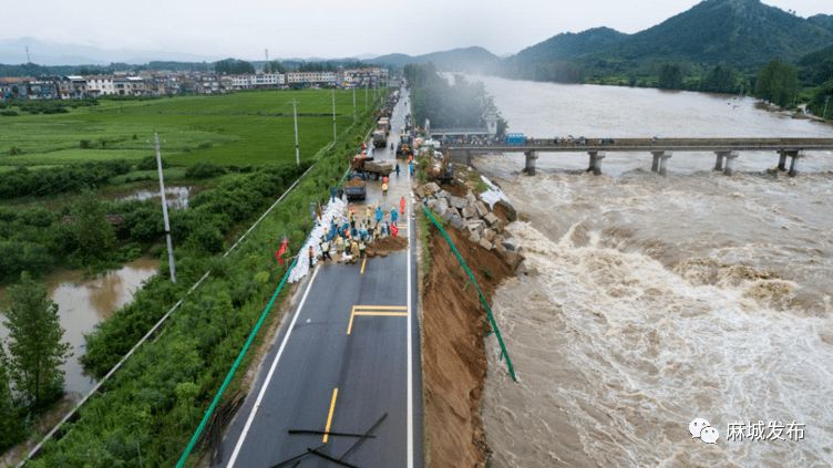 麻城發(fā)生重大塌方險情！麻城石材人無償運(yùn)送5000方石材荒料進(jìn)行拋石固腳！點(diǎn)贊！