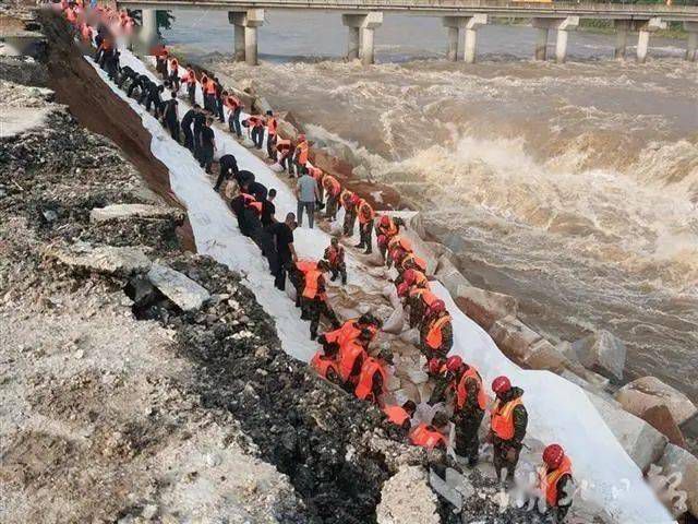 麻城發(fā)生重大塌方險情!麻城石材人無償運(yùn)送5000方石材荒料進(jìn)行拋石固腳!點(diǎn)贊!