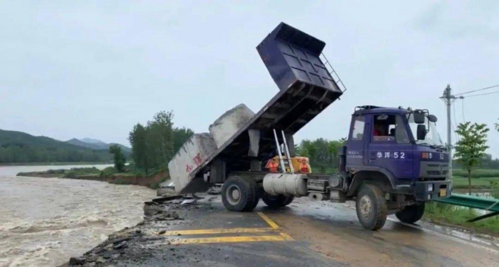 麻城發(fā)生重大塌方險情!麻城石材人無償運(yùn)送5000方石材荒料進(jìn)行拋石固腳!點(diǎn)贊!