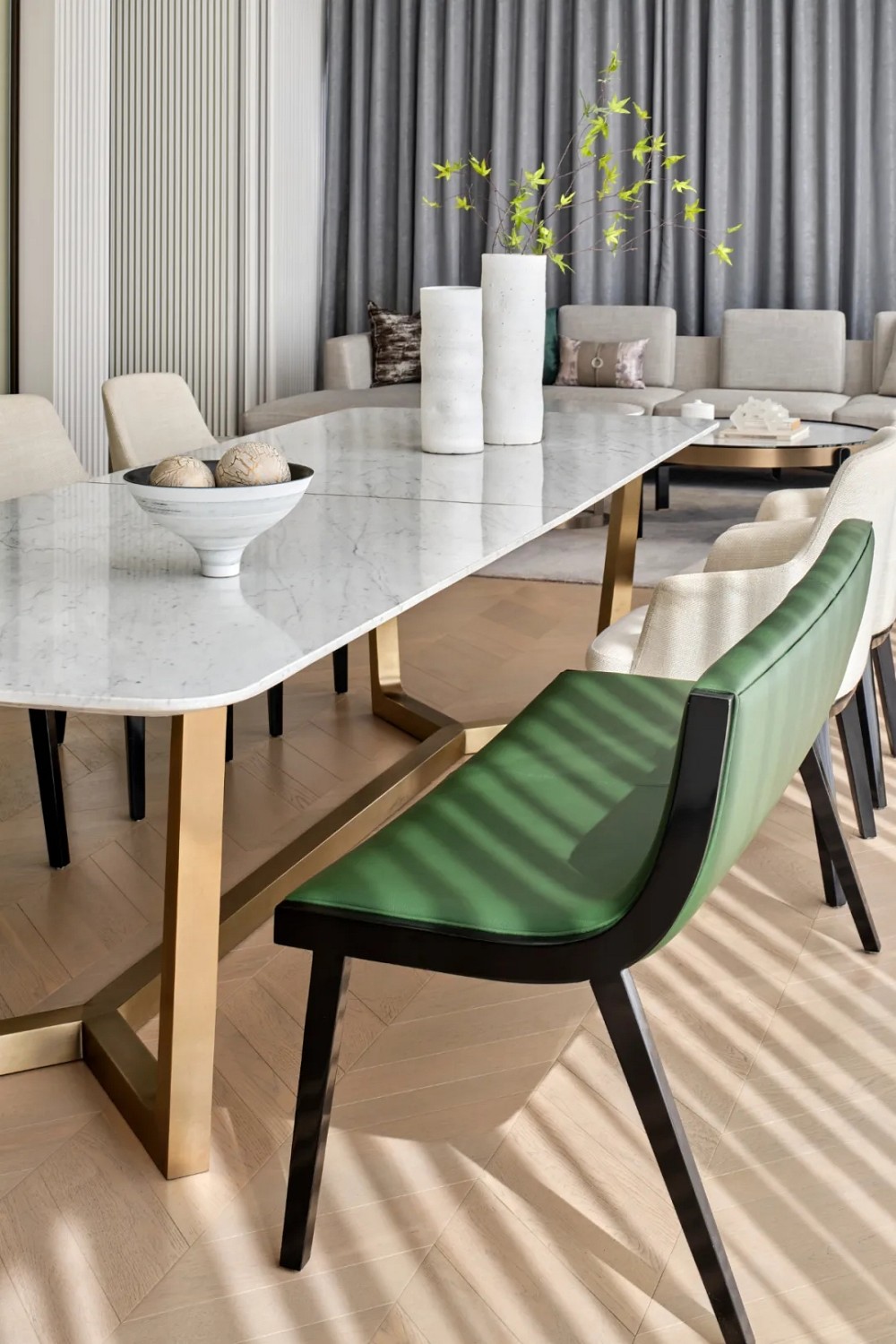 云紋石材包裹的樓梯，宛若浮云懸于虛空之中