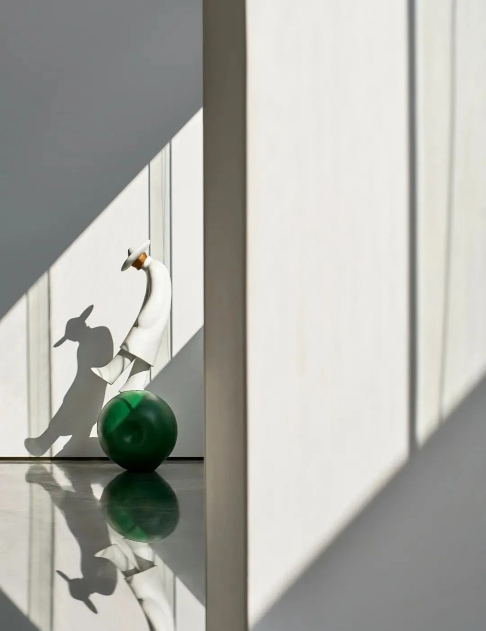 云紋石材包裹的樓梯，宛若浮云懸于虛空之中