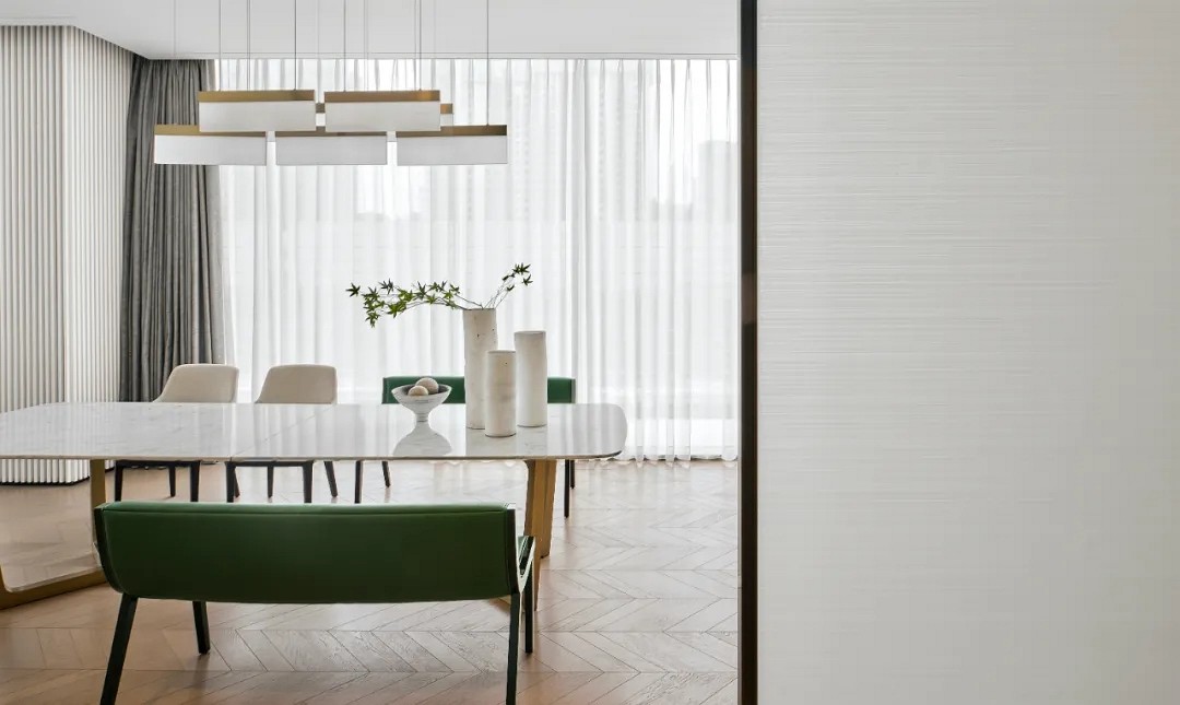 云紋石材包裹的樓梯，宛若浮云懸于虛空之中