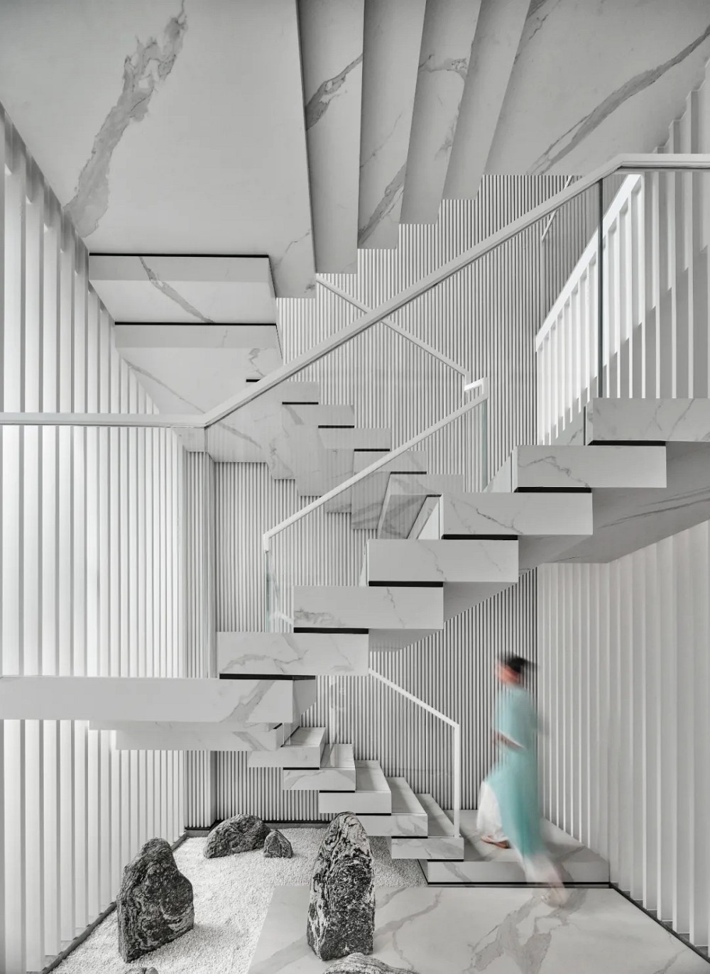 云紋石材包裹的樓梯，宛若浮云懸于虛空之中