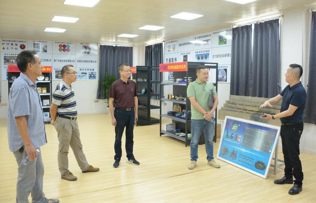 南京大學(xué)泉州環(huán)保產(chǎn)業(yè)研究院常務(wù)副院長胡大波調(diào)研石材機(jī)械輔料產(chǎn)業(yè)