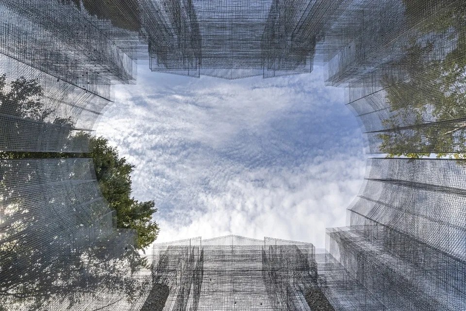 “籠石”新生態(tài)-共生裝置:用金屬網(wǎng)絲編織重生的自然靈魂