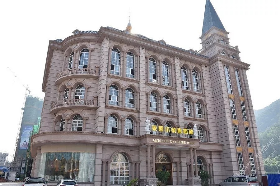 「楓葉紅」外墻干掛,打造“紅色宮殿”,花崗巖工程裝飾無可替代