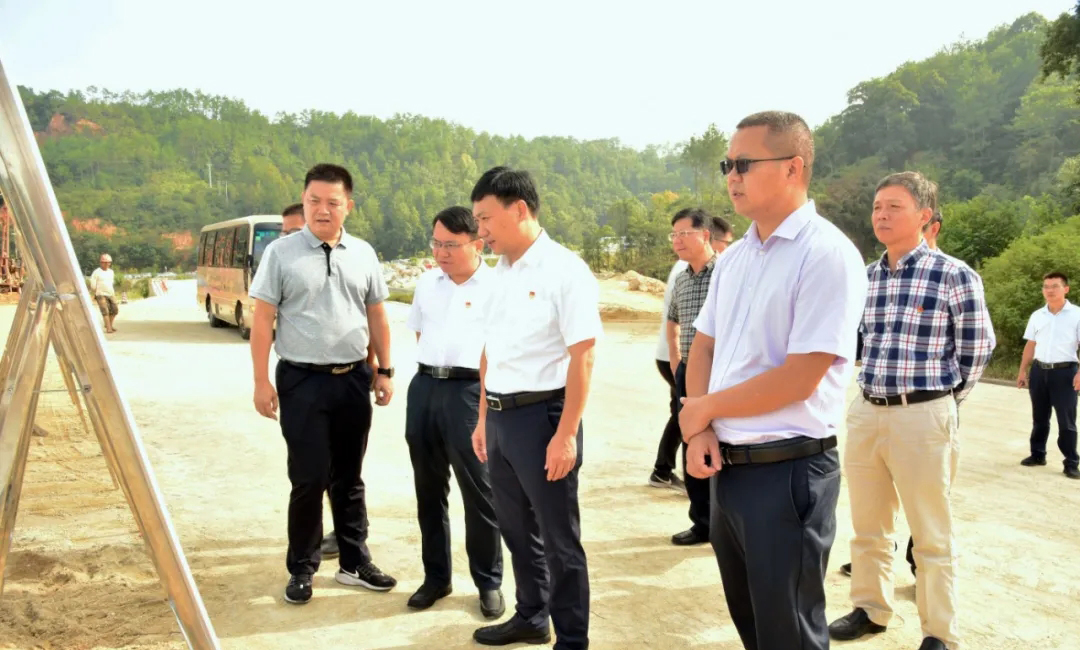 永定區委書記帶隊調研龍湖保護與開發和永定紅石材循環經濟產業園建設情況