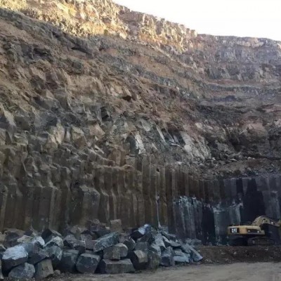 （蒙古黑礦山獨特的柱狀節理）