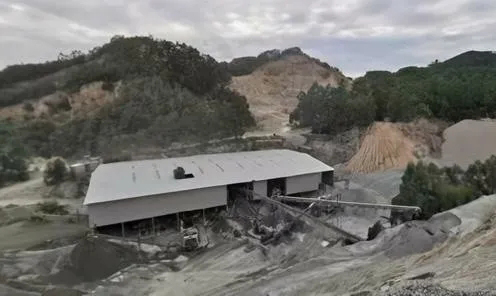 福建泉州磊秀石材涂嶺礦山照證到期本應復墾復綠，為何仍晝夜釆挖