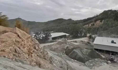 福建泉州磊秀石材涂嶺礦山照證到期本應復墾復綠，為何仍晝夜釆挖