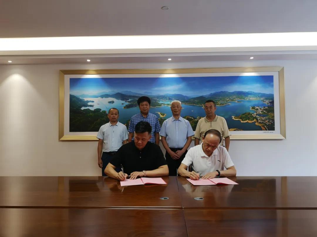 【石界大愛(ài)】近期，眾多石企認(rèn)捐數(shù)千萬(wàn)，用于開(kāi)展扶貧濟(jì)困、文化教育等慈善公益活動(dòng)