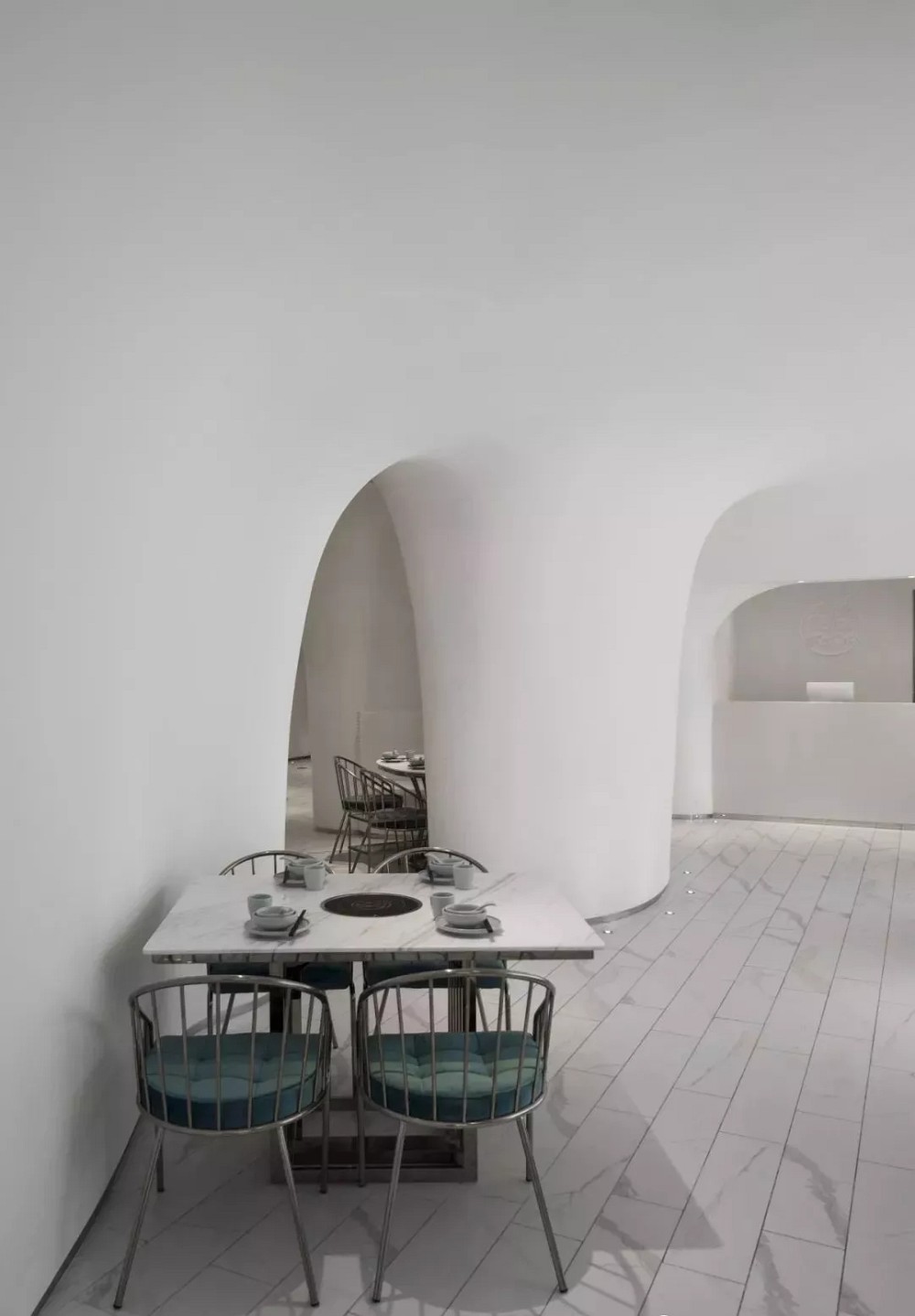 欣賞爵士白大理石裝飾的上海火鍋店餐廳