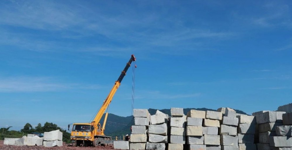 四川宜賓興文縣:以商招商,做強石材產業,附礦山圖片