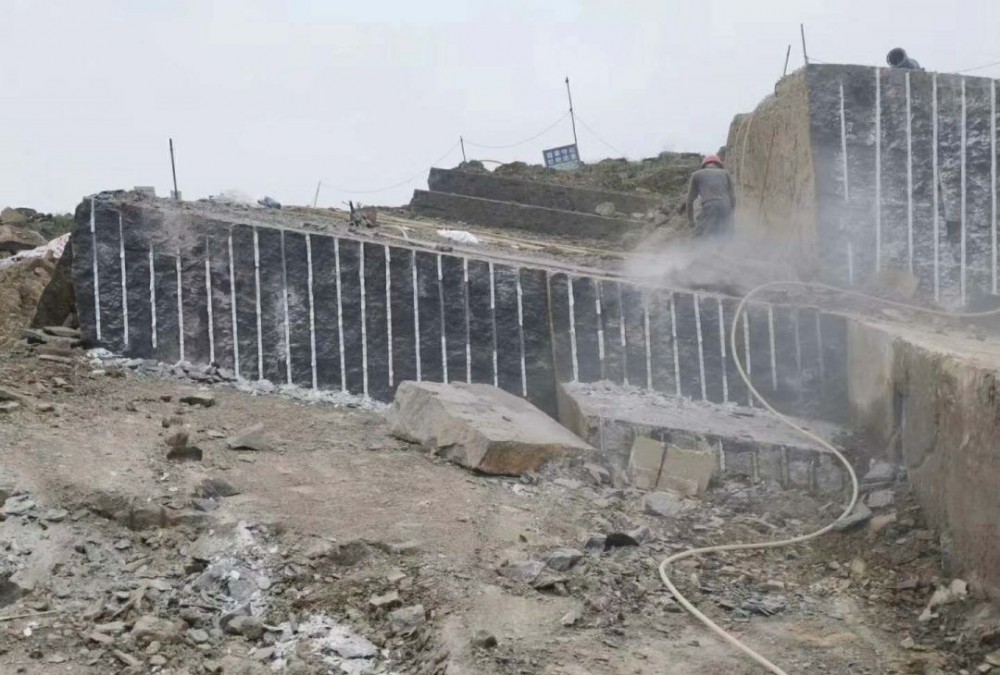 四川宜賓興文縣:以商招商,做強石材產業,附礦山圖片