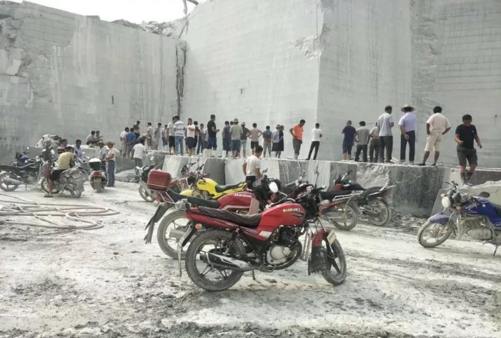 內(nèi)蒙古寧城縣某石場發(fā)料排序表,買荒料要排隊了,又要重現(xiàn)搶荒料了?附寧城紅欣賞!