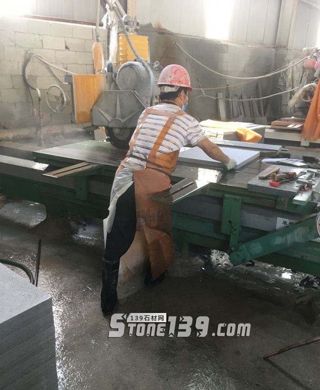 去年五一石材廠招了個“傻工人”,現(xiàn)在怎么樣了?