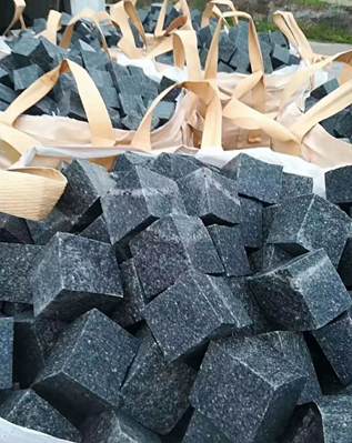 花崗巖地鋪：冰裂紋vs馬蹄石，哪種鋪裝效果好看？