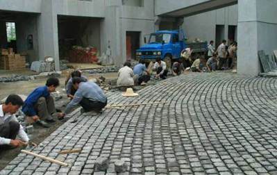 花崗巖地鋪：冰裂紋vs馬蹄石，哪種鋪裝效果好看？