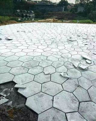 花崗巖地鋪：冰裂紋vs馬蹄石，哪種鋪裝效果好看？