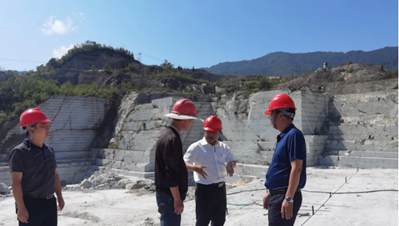 云南文山州麻栗坡縣縣長(zhǎng)王樹(shù)忠深入麻栗坡猛硐瑤族鄉(xiāng)花崗巖開(kāi)采礦區(qū)督查安全生產(chǎn)工作