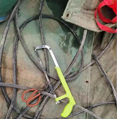 吳山鎮(zhèn)各石材企業(yè)按要求停止開采,等待統(tǒng)一規(guī)劃。竟有小偷打起了石材礦山上的設(shè)備!