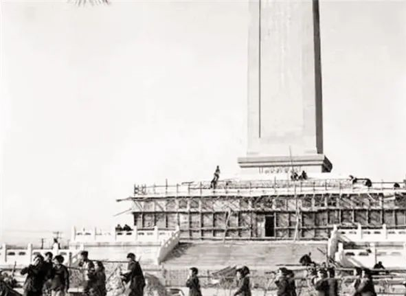 67年前,94噸的人民英雄紀念碑碑心石,是怎么從山東運到北京的,有多難?