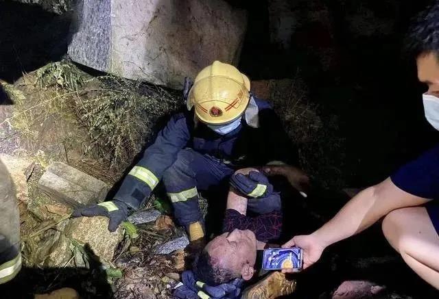 【石材運輸安全第一】麻城白鴨山1拉石材大貨車翻車,貨車起火,司機身受重傷