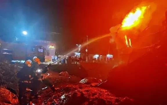 【石材運輸安全第一】麻城白鴨山1拉石材大貨車翻車,貨車起火,司機身受重傷