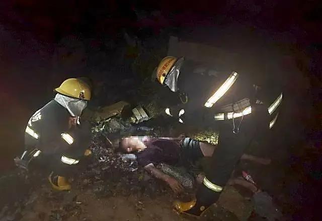 【石材運輸安全第一】麻城白鴨山1拉石材大貨車翻車,貨車起火,司機身受重傷