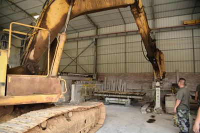 重拳出擊！南安市石井鎮(zhèn)開展石材企業(yè)污染整治行動，對三無石材廠機臺進行破壞處理