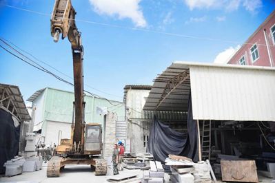 重拳出擊!南安市石井鎮(zhèn)開展石材企業(yè)污染整治行動,對三無石材廠機臺進行破壞處理