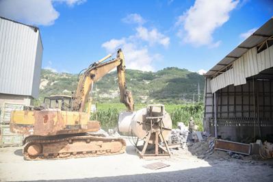 重拳出擊!南安市石井鎮(zhèn)開展石材企業(yè)污染整治行動,對三無石材廠機臺進行破壞處理