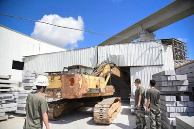 重拳出擊!南安市石井鎮(zhèn)開展石材企業(yè)污染整治行動,對三無石材廠機臺進行破壞處理