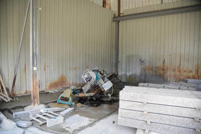 重拳出擊!南安市石井鎮(zhèn)開展石材企業(yè)污染整治行動,對三無石材廠機臺進行破壞處理