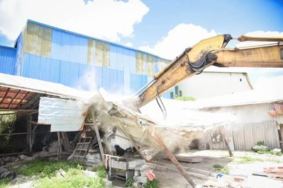 重拳出擊!南安市石井鎮(zhèn)開展石材企業(yè)污染整治行動,對三無石材廠機臺進行破壞處理