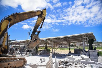 重拳出擊!南安市石井鎮(zhèn)開展石材企業(yè)污染整治行動,對三無石材廠機臺進行破壞處理