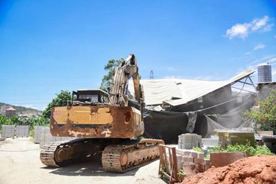 重拳出擊!南安市石井鎮(zhèn)開展石材企業(yè)污染整治行動,對三無石材廠機臺進行破壞處理