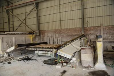 重拳出擊!南安市石井鎮(zhèn)開展石材企業(yè)污染整治行動,對三無石材廠機臺進行破壞處理