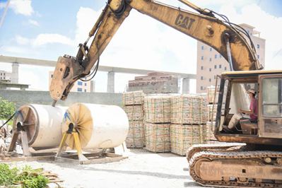 重拳出擊!南安市石井鎮(zhèn)開展石材企業(yè)污染整治行動,對三無石材廠機臺進行破壞處理