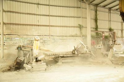 重拳出擊!南安市石井鎮(zhèn)開展石材企業(yè)污染整治行動,對三無石材廠機臺進行破壞處理